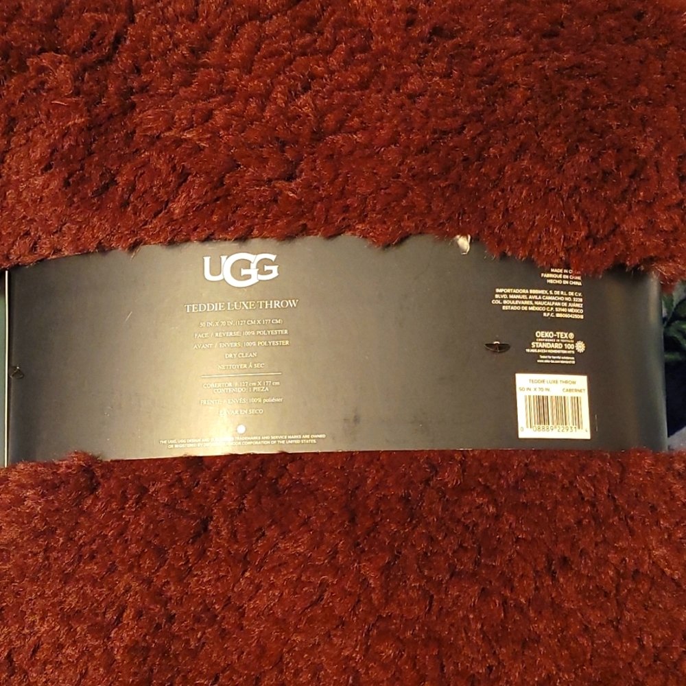 UGG Teddie Reversible Throw Blanket - Picture 4 of 4